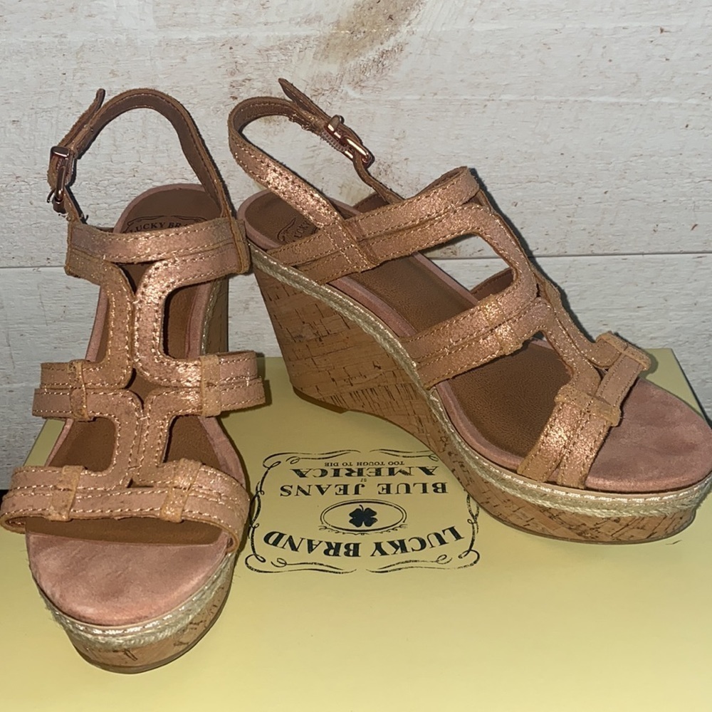 NEW LUCKY BRAND Rose Gold Keena Suede Wedge Sandal - Picture 2 of 7